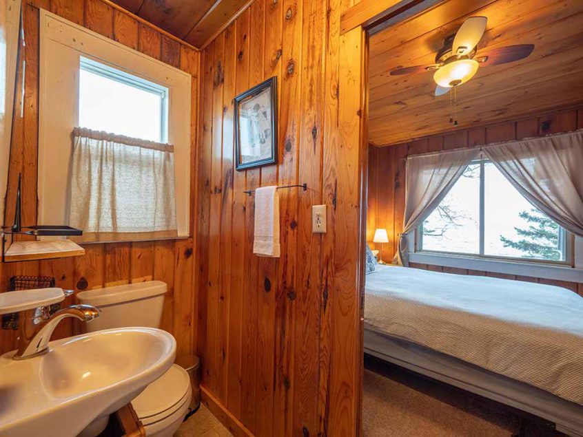 cottage 4 bathroom bed2