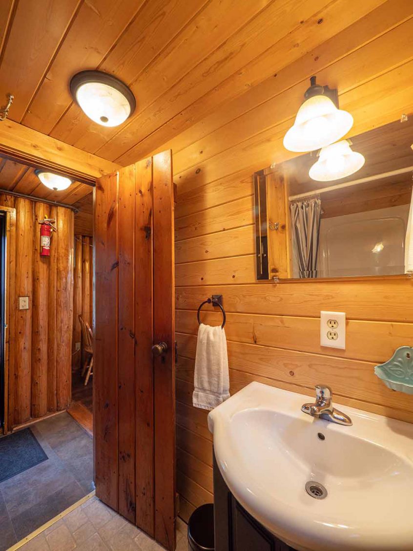cottage 5 bathroom2